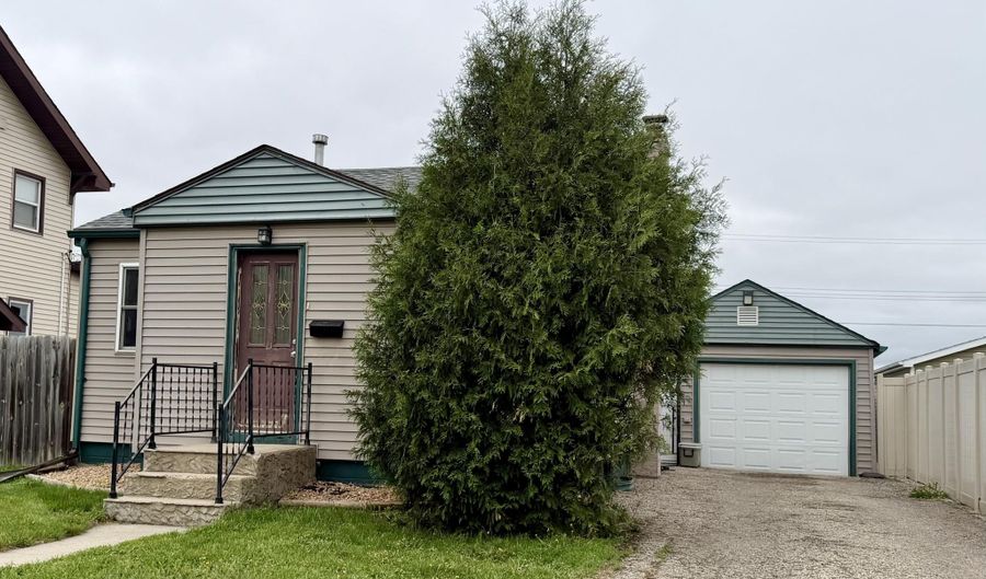 911 S 9th St, Aberdeen, SD 57401 - 2 Beds, 2 Bath