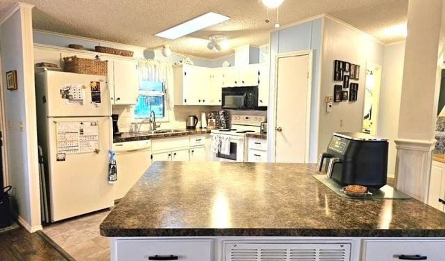 3061 S Country Club Dr, Avon Park, FL 33825 - 2 Beds, 2 Bath