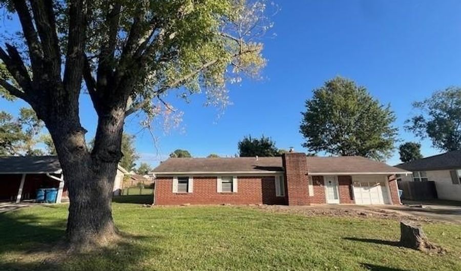 706 NW 5th St, Bentonville, AR 72712 - 4 Beds, 2 Bath