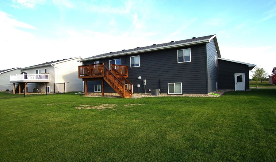 1127 NE 32nd Ave, Aberdeen, SD 57401 - 5 Beds, 3 Bath