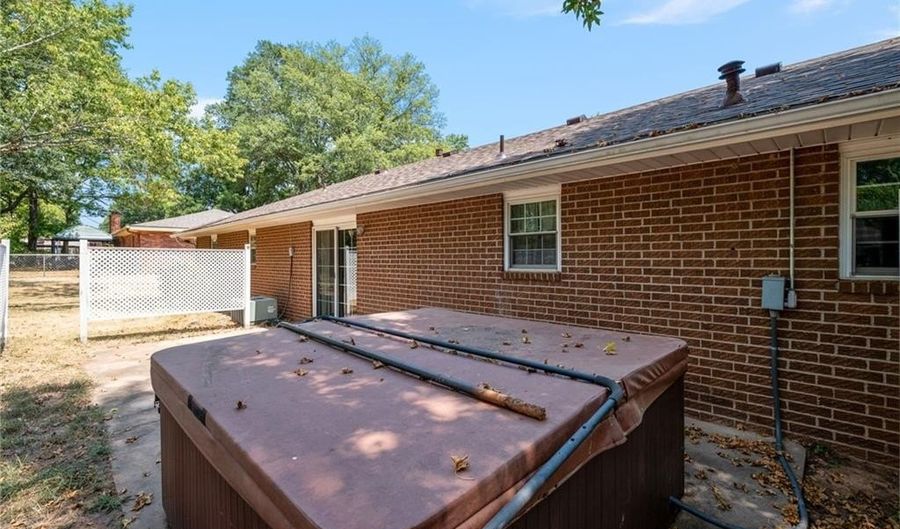 605 7th St, Barling, AR 72923 - 3 Beds, 2 Bath