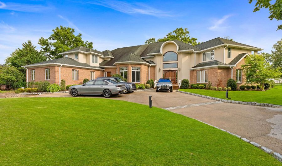 284 Park Ave, Oakhurst, NJ 07755 - 5 Beds, 7 Bath