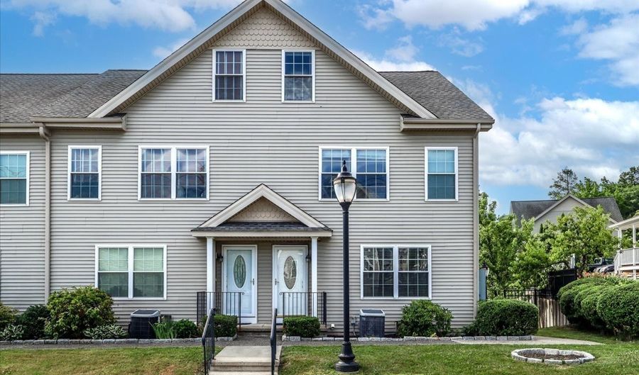 40 Division St 4, Danbury, CT 06810 - 3 Beds, 3 Bath