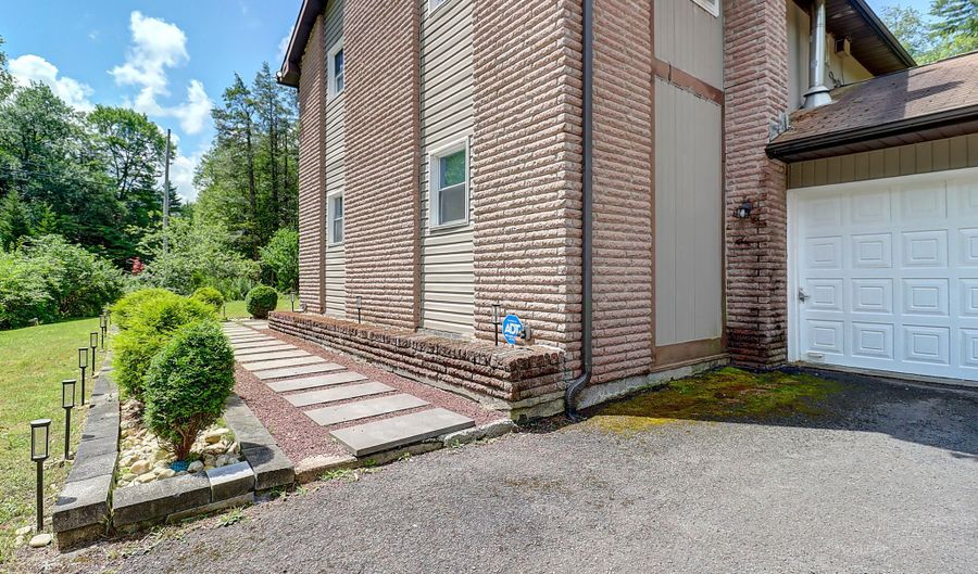103 Malory Ct, Blakeslee, PA 18610 - 4 Beds, 4 Bath