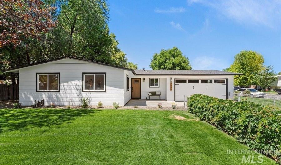 8450 W Canterbury Dr, Boise, ID 83704 - 3 Beds, 2 Bath