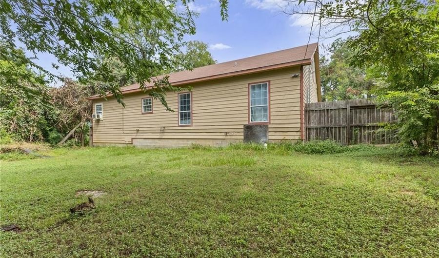 1004 Seelhorst, Brenham, TX 77833 - 5 Beds, 3 Bath