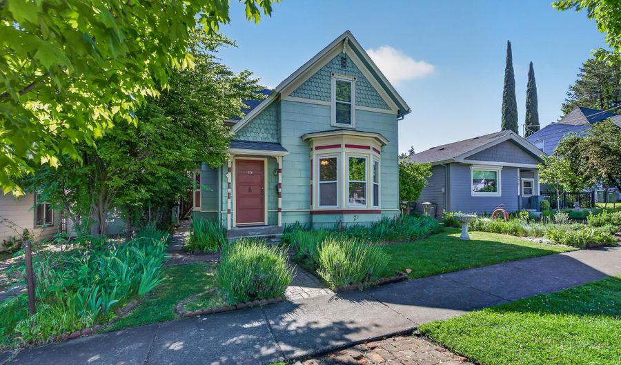 138 Third St, Ashland, OR 97520 - 4 Beds, 3 Bath