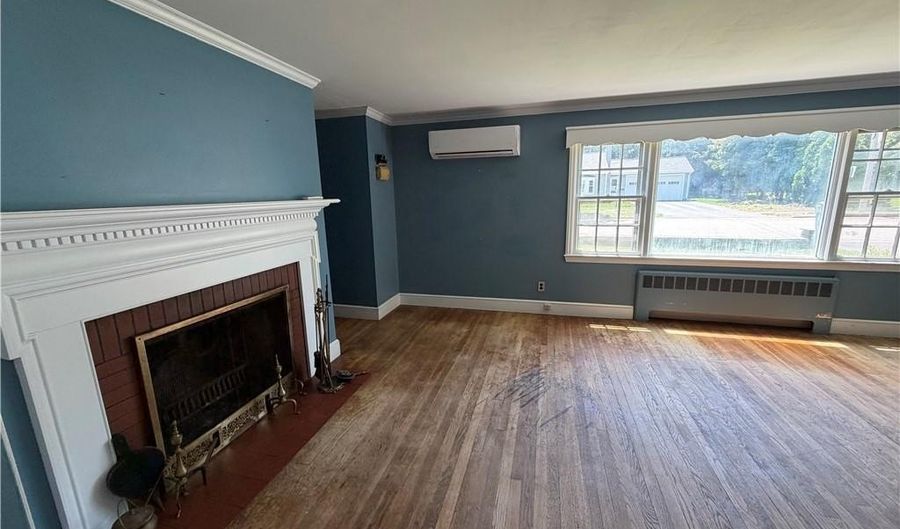 11 Terrace Dr, Bristol, RI 02809 - 2 Beds, 1 Bath