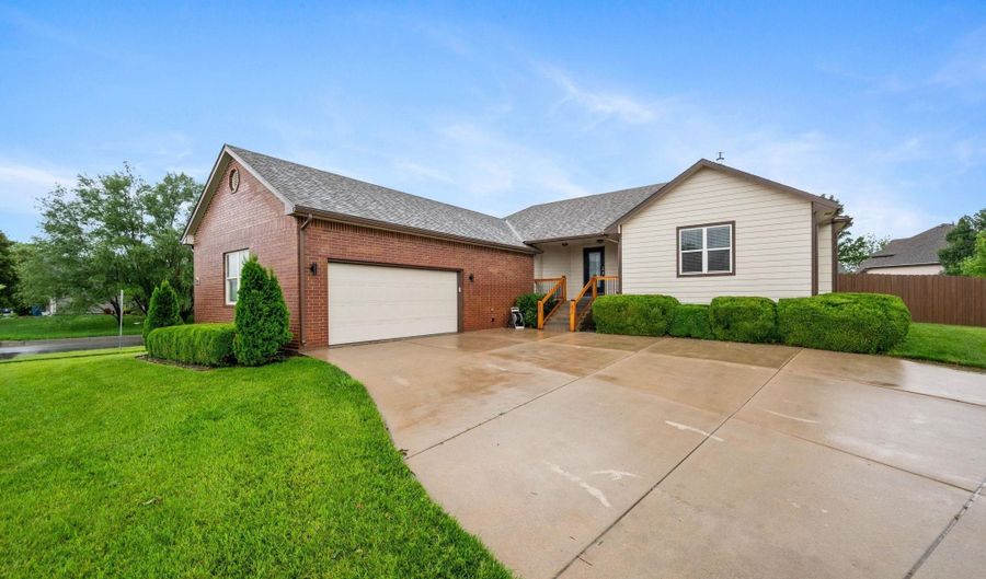 2217 S Tuscany Cir, Andover, KS 67002 - 6 Beds, 4 Bath
