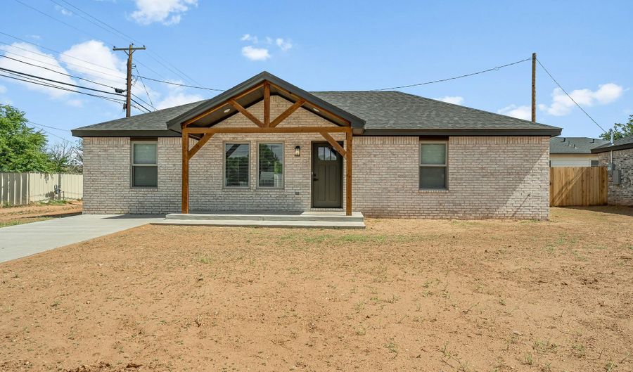 704 11th St, Abernathy, TX 79311 - 3 Beds, 2 Bath
