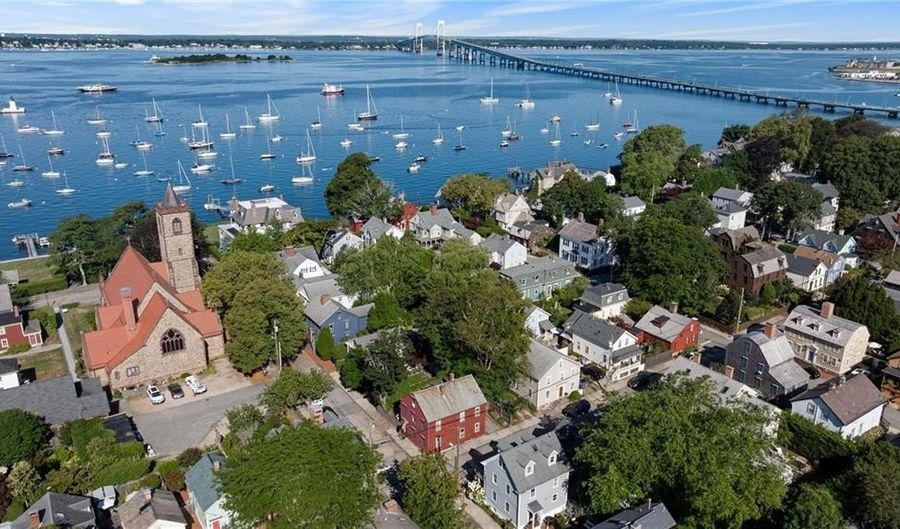 23 Willow St, Newport, RI 02840 - 5 Beds, 3 Bath