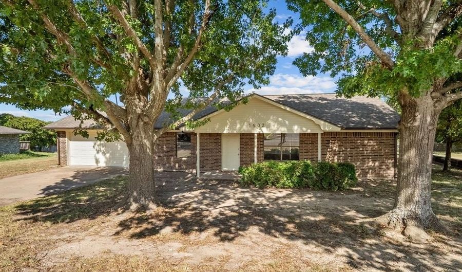 1402 King St, Weatherford, TX 76086 - 3 Beds, 2 Bath