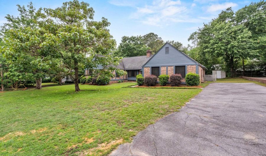 1811 Hobkirk Ct, Camden, SC 29020 - 4 Beds, 3 Bath