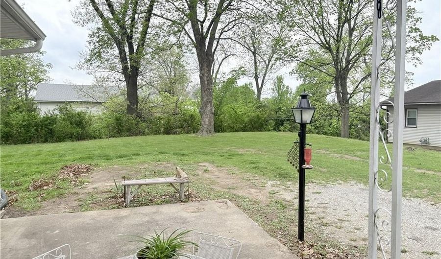 433 S 8th St, Atchison, KS 66002 - 2 Beds, 3 Bath