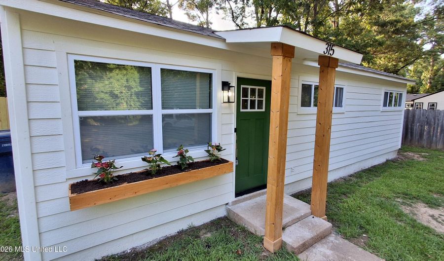 315 Willa St, Batesville, MS 38606 - 3 Beds, 1 Bath