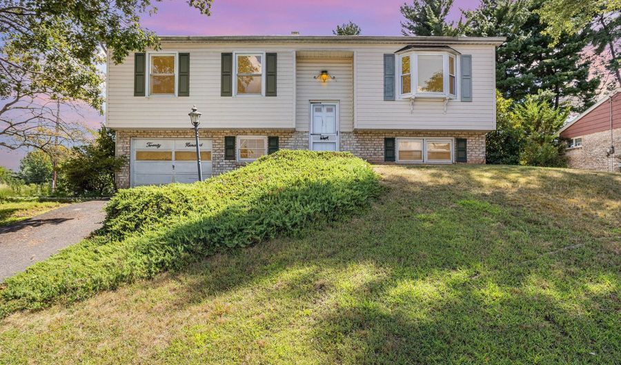 2400 RAMBLEWOOD Rd, York, PA 17408 - 3 Beds, 2 Bath