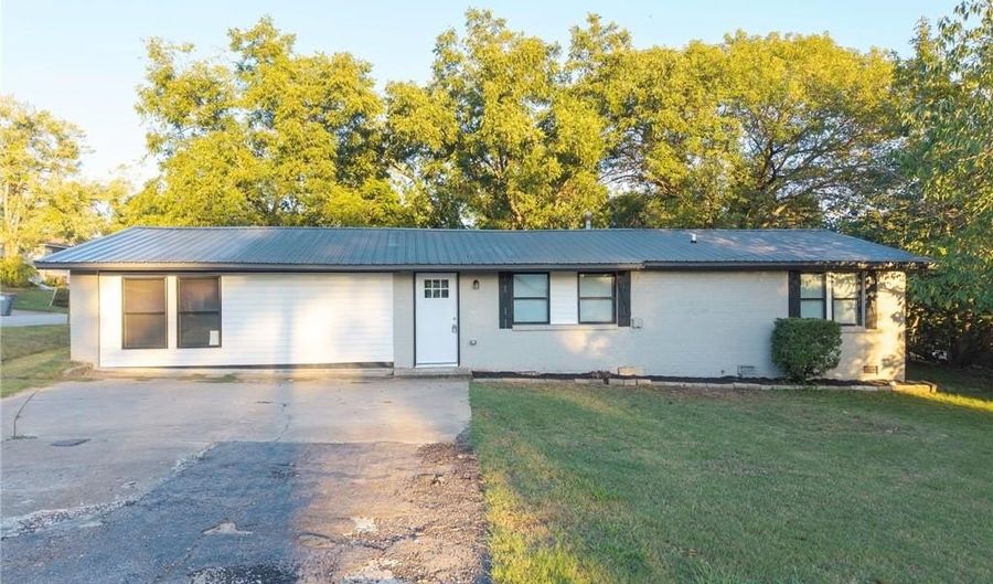 1108 9th St, Barling, AR 72923 - 3 Beds, 3 Bath