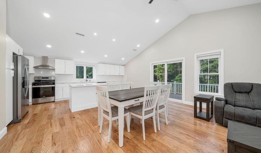 427 Middle Rd, Brentwood, NH 03833 - 3 Beds, 4 Bath