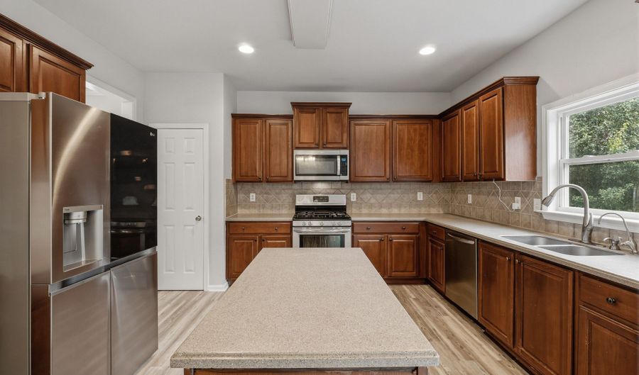 7295 Madison Dr, Atlanta, GA 30346 - 6 Beds, 5 Bath