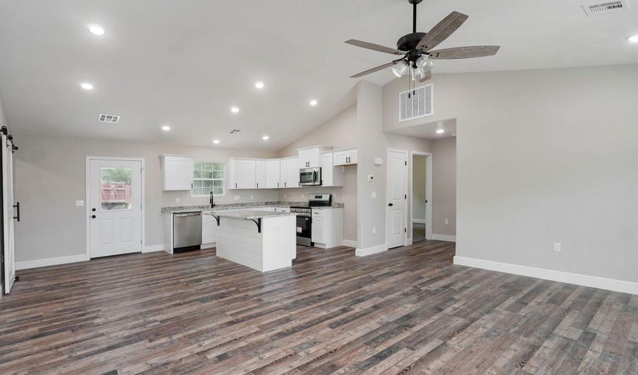 401 E Crescent St, Aurora, MO 65605 - 2 Beds, 2 Bath