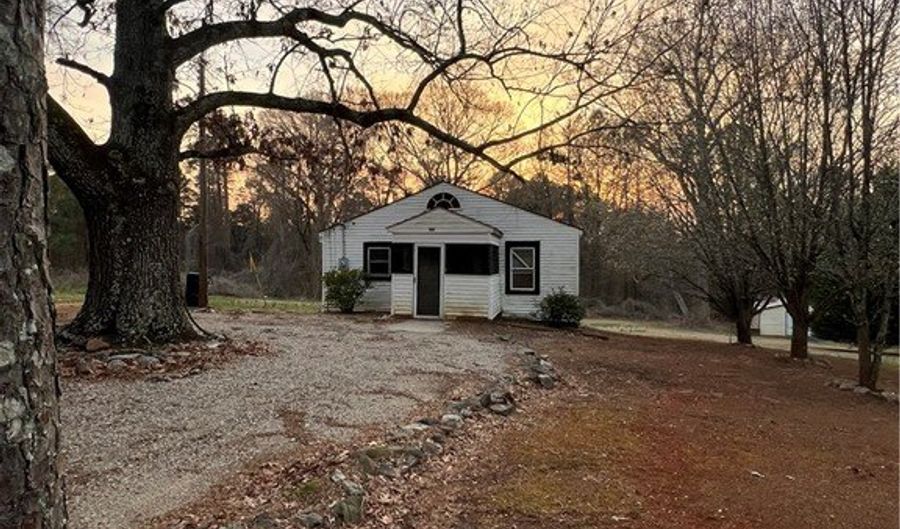 521 N Calhoun Shores Pkwy, Calhoun Falls, SC 29628 - 4 Beds, 5 Bath