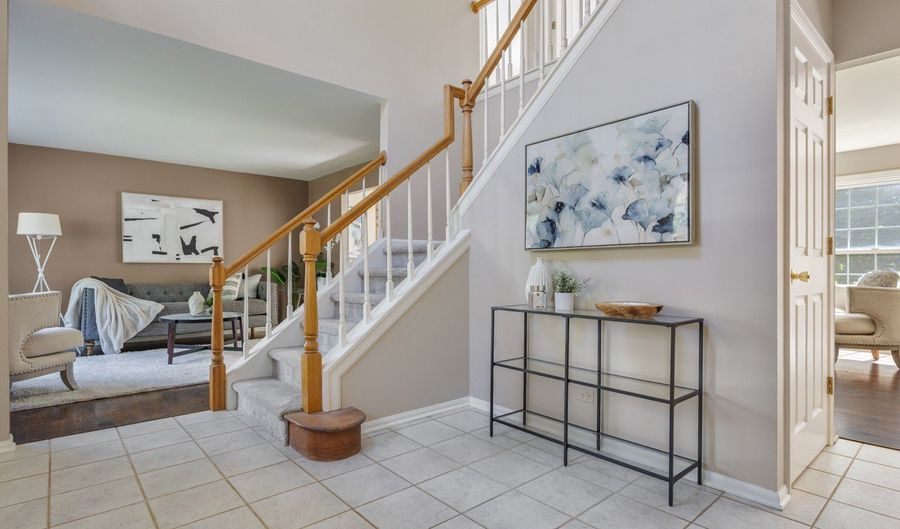 1370 Yellowstone Pkwy, Algonquin, IL 60102 - 4 Beds, 3 Bath