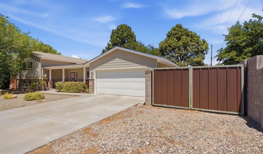 7313 Pickard Ave NE, Albuquerque, NM 87110 - 4 Beds, 4 Bath