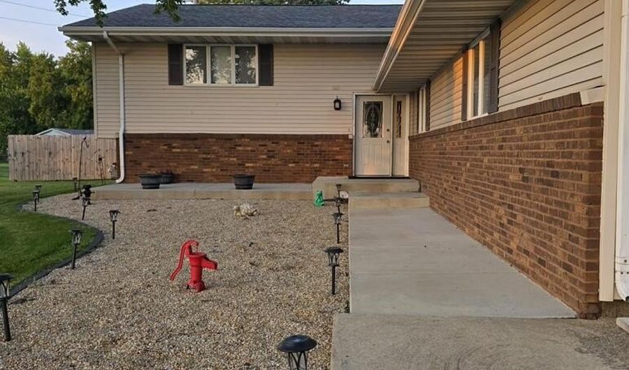 102 E West St, Anchor, IL 61720 - 3 Beds, 2 Bath