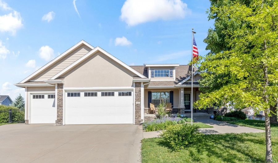 417 33rd St SW, Altoona, IA 50009 - 5 Beds, 3 Bath