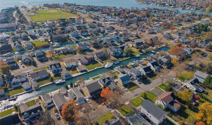 38 Bayside Pl, Amityville, NY 11701 - 3 Beds, 2 Bath