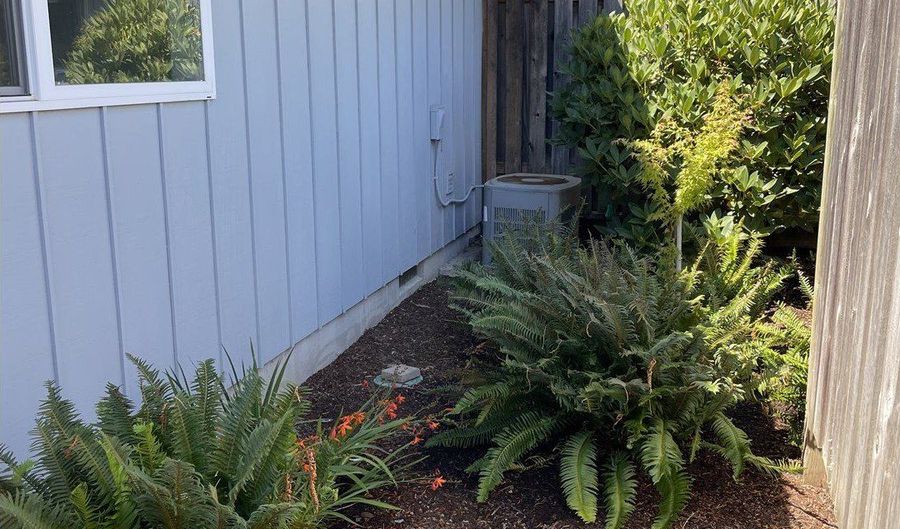 1012 W L St, Springfield, OR 97477 - 2 Beds, 1 Bath