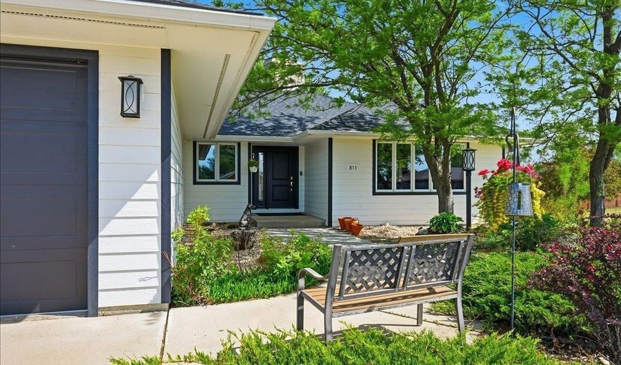 811 Yuma St, Belle Fourche, SD 57717 - 6 Beds, 3 Bath