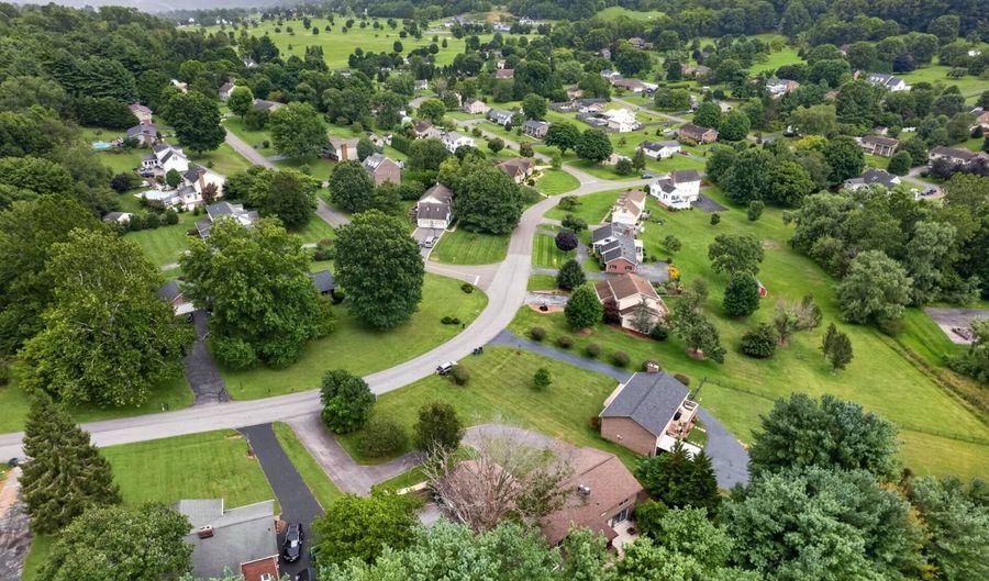 823 Birdie Dr, Abingdon, VA 24211 - 4 Beds, 3 Bath
