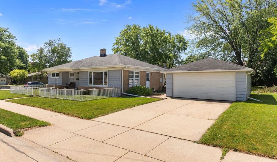 2015 E COLLEGE Ave, Appleton, WI 54915 - 3 Beds, 1 Bath