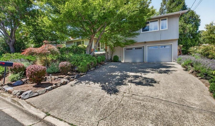 635 Chestnut St, Ashland, OR 97520 - 3 Beds, 2 Bath