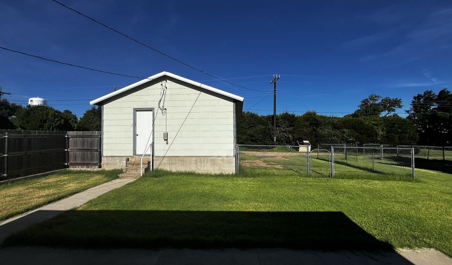 423 Avenue L, Beaver, OK 73932 - 3 Beds, 2 Bath