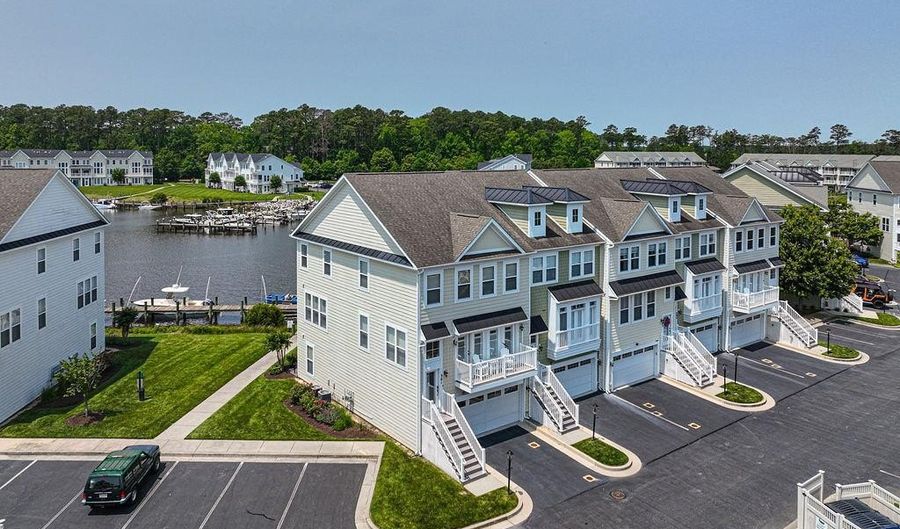 10900 HOLYSTONE Ln 301, Berlin, MD 21811 - 4 Beds, 4 Bath