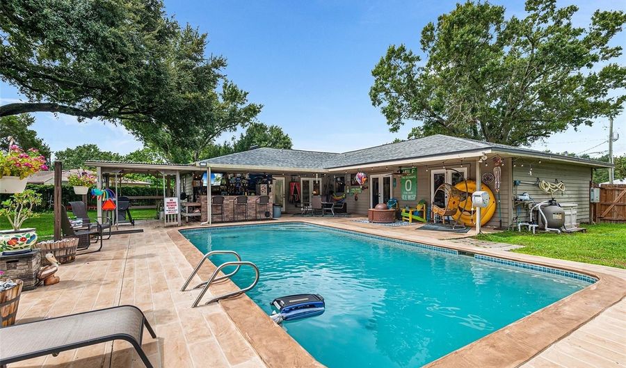 204 ESSARY St N, Auburndale, FL 33823 - 3 Beds, 2 Bath