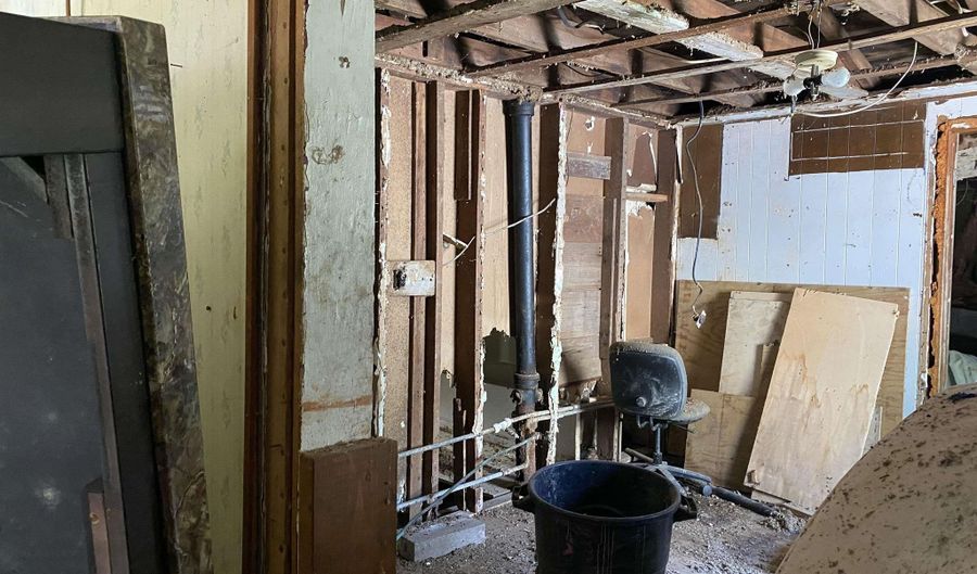 617 Walnut St, Augusta, AR 72006 - 4 Beds, 1 Bath