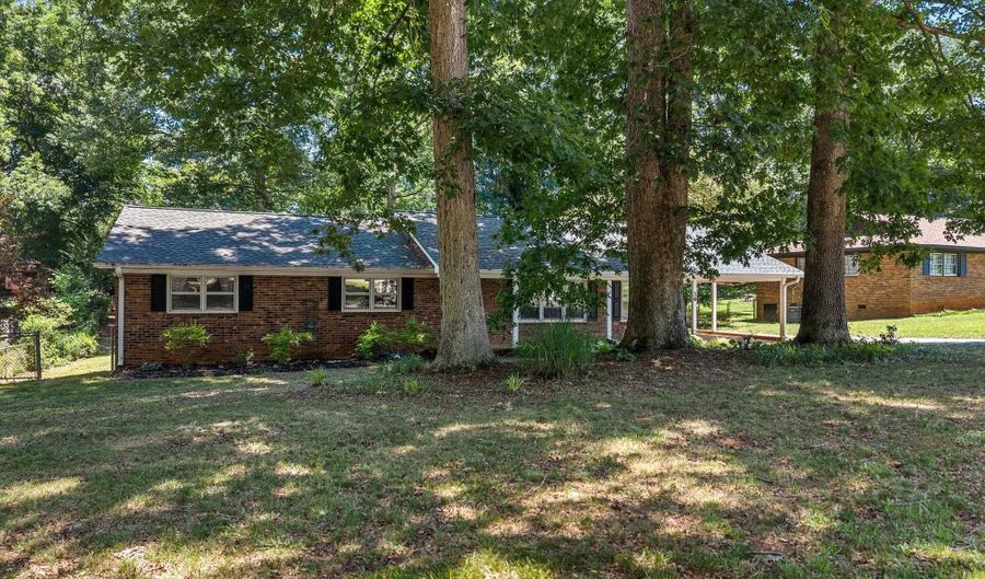 36 Annandale Dr, Boiling Springs, SC 29316 - 3 Beds, 2 Bath