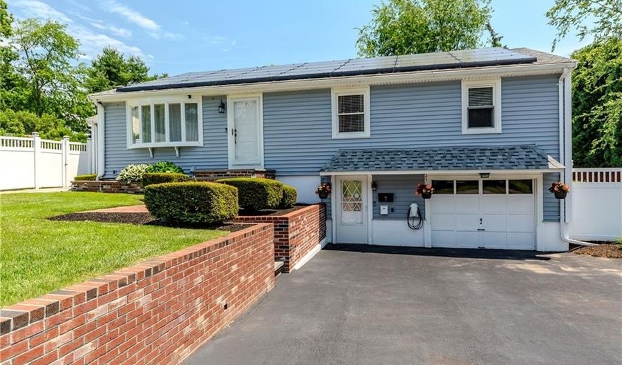 7 Oakcrest Dr, North Providence, RI 02904 - 3 Beds, 2 Bath