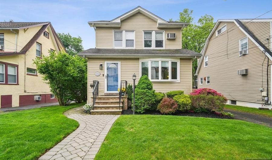 34 Carlisle St, Bergenfield, NJ 07621 - 3 Beds, 2 Bath