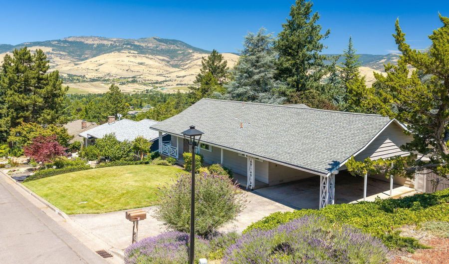 1150 Hillview Dr, Ashland, OR 97520 - 3 Beds, 2 Bath