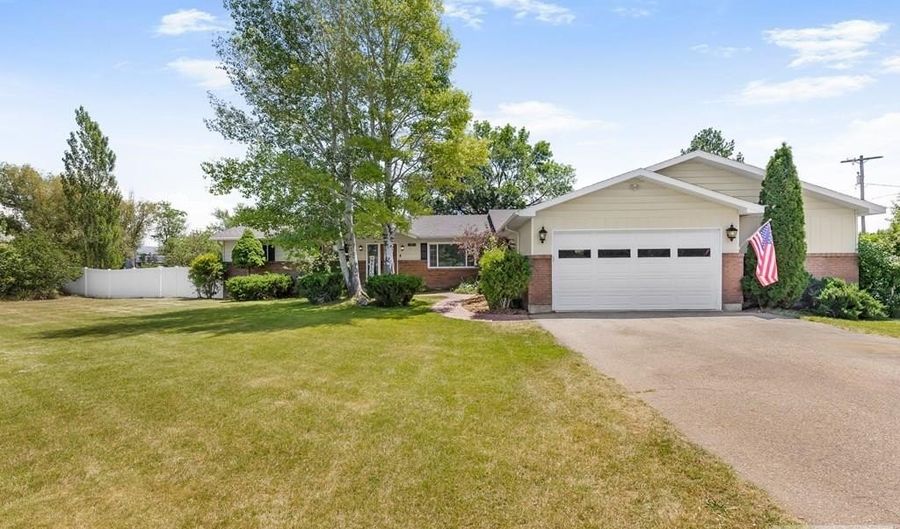 3974 E Wanda St, Ammon, ID 83406 - 6 Beds, 3 Bath