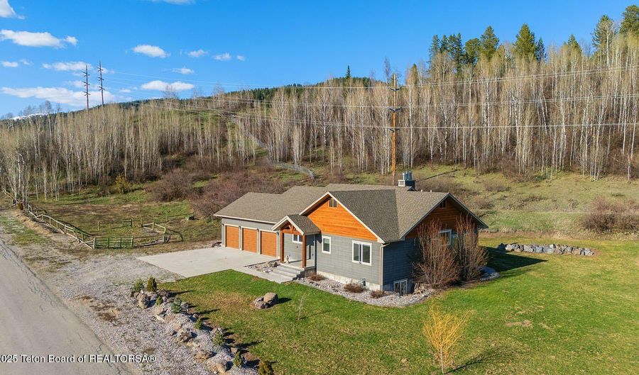 660 BUFFALO Dr, Alpine, WY 83128 - 4 Beds, 3 Bath