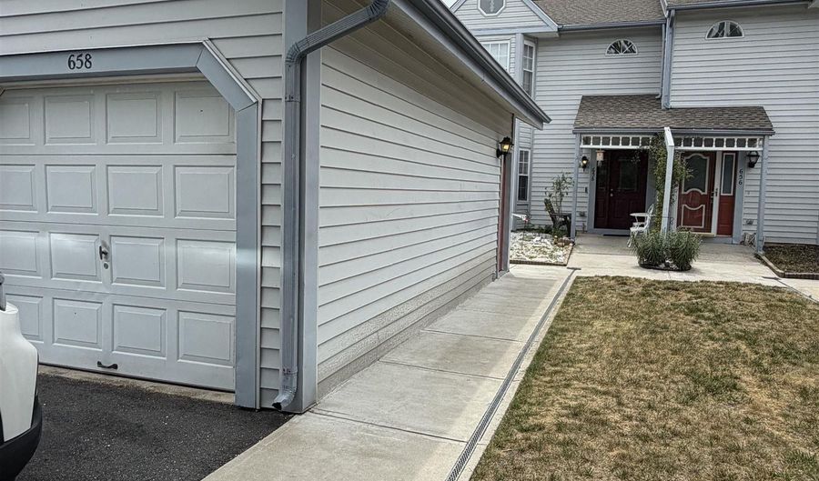 658 E Lakefront Cir 658, Absecon, NJ 08205 - 2 Beds, 3 Bath