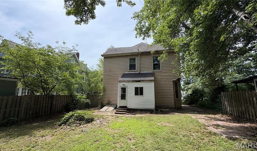 902 Royal St, Alton, IL 62002 - 3 Beds, 2 Bath