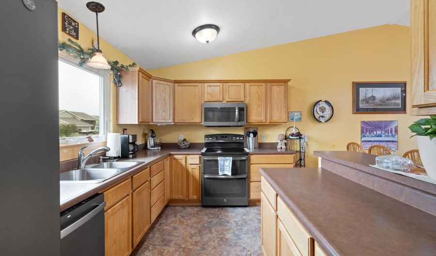 244 Freiheit Ln, Box Elder, SD 57719 - 5 Beds, 3 Bath