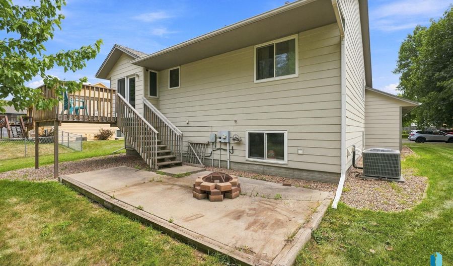 900 E Magnolia Dr, Brandon, SD 57005 - 4 Beds, 2 Bath