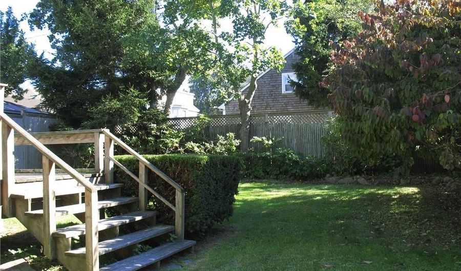 15 WEBSTER St 2, Newport, RI 02840 - 3 Beds, 1 Bath